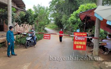 Chốt kiểm dịch y tế tại xã Phú Thịnh, huyện Yên Bình rà soát chặt chẽ người dân vào địa bàn.