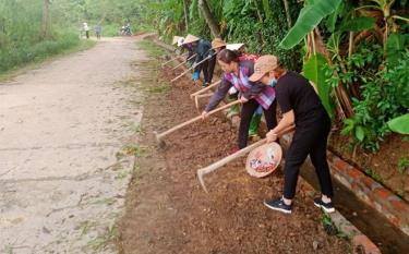 Hội viên Hội Phụ nữ xã Bảo Hưng, huyện Trấn Yên vệ sinh tuyến đường thôn Đoàn Kết tạo môi trường sáng - xanh - sạch - đẹp.