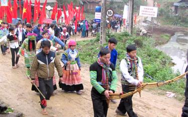 Tiếng khèn không thể thiếu trong các lễ hội. Trong ảnh: Màn đưa lễ Cúng rừng ở xã Nà Hẩu, huyện Văn Yên.