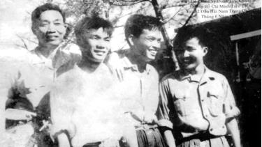 Trung tá Vũ Trung Tính (thứ hai từ trái sang) cùng đồng đội Đoàn tàu Không số năm 1965.