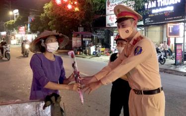 Món quà nhỏ mà ý nghĩa lớn với nữ lao công đang làm việc cuối ngày 20/10.