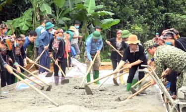 Đồng chí Tạ Văn Long - Phó Bí thư Thường trực Tỉnh ủy tham gia hoạt động 