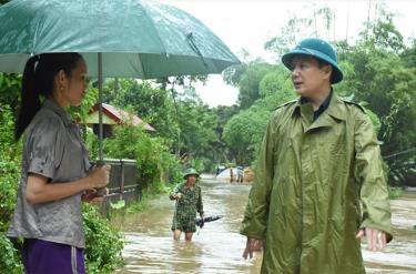 Lãnh đạo huyện Lục Yên thăm hỏi người dân bị ảnh hưởng do mưa bão năm 2020.