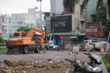 Lực lượng chức năng tiến hành phong tỏa hiện trường để khắc phục sự cố sạt lở núi bà Hỏa.