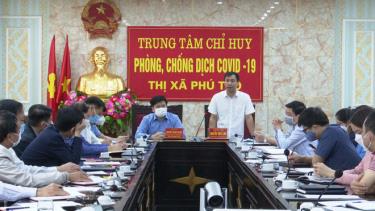 Ông Nguyễn Tiến Lâm - Chủ tịch UBND thị xã Phú Thọ phát biểu tại cuộc họp về công tác phòng chống dịch trên địa bàn.