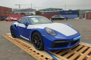 Chiếc 992 Turbo S vừa về nước sở hữu màu ngoại thất xanh dương Shark Blue, vốn chưa từng xuất hiện trên chiếc 911 nào trong nước.