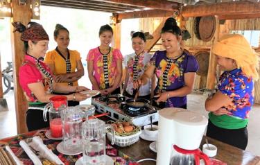 Mô hình phát triển du lịch cộng đồng homestay gắn với giữ gìn, phát huy bản sắc văn hóa dân tộc của hộ gia đình bà Hoàng Thị Loan (ngoài cùng, bên trái) ở bản Sà Rèn, xã Nghĩa Lợi cho hiệu quả thiết thực.