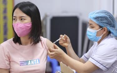 Nhân viên y tế tiêm vaccine phòng COVID-19 cho người dân quận Hai Bà Trưng.