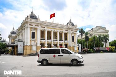 Khu vực Nhà Hát Lớn Hà Nội trong thời điểm giãn cách xã hội.