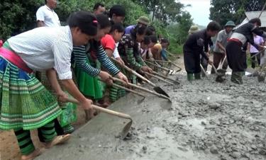 Nhân dân xã Kiên Thành tham gia làm đường giao thông nông thôn.