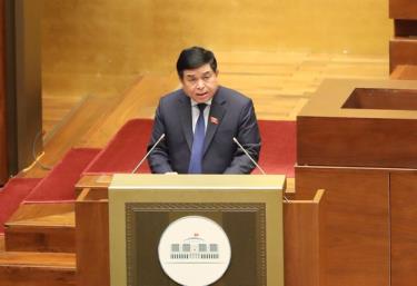 Thừa ủy quyền của Thủ tướng Chính phủ, Bộ trưởng Bộ KH-ĐT Nguyễn Chí Dũng đã trình bày tờ trình về dự kiến kế hoạch cơ cấu lại nền kinh tế giai đoạn 2021 - 2025.