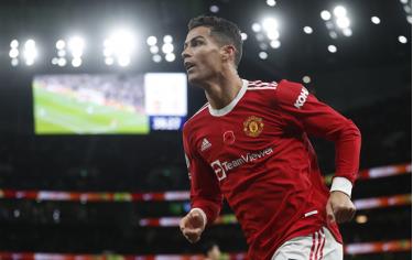 Ronaldo tỏa sáng rực rỡ giúp MU giành chiến thắng 3-0 trước Tottenham (Ảnh: Reuters).