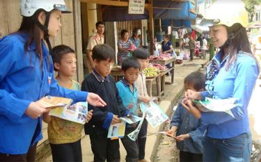 Thanh niên tình nguyện tuyên truyền phòng chống tệ nạn về ma túy cho trẻ em huyện Mù Cang Chải.