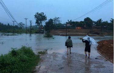 Các xã trong toàn tỉnh đã ứng dụng công nghệ thông tin vào công tác cảnh báo thiên tai nhằm giảm nhẹ rủi ro cho cộng đồng. Trong ảnh: Cảnh báo ngầm Ngòi Viễn, xã Xuân Ái, huyện Văn Yên nước lũ sáng 15/10 lên to, người dân chú ý qua khu vực này. (Ảnh: Thủy Thanh)