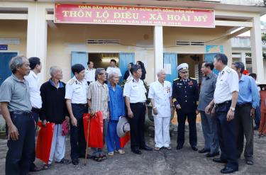 Anh hùng Hồ Đắc Thạnh (người đội mũ kê pi) kể chuyện Đường Hồ Chí Minh trên biển cùng các đại biểu tháng 12/2019.