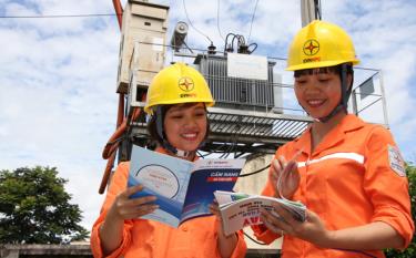 Female employees in Yen Bai's electricity industry pay heed to learning to enhance their professional knowledge, thus successfully completing assigned tasks.