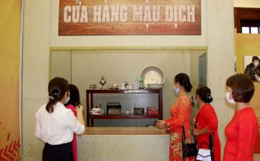 A groceries shop in the past is demonstrated with typical products such as aluminum basins, hurricane lamps, Toad fans, “Oriongtong” radios, rice mess kits, and pocket watches, which all came from a time when food, goods, and services were purchased with coupons or food stamps, that only those who were born in the 1970s and earlier know.