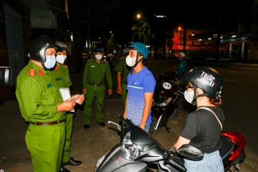 Lực lượng chức năng tăng cường kiểm tra, kiểm soát việc thực hiện các quy định về phòng, chống dịch Covid-19. Ảnh: Internet.