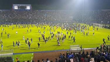 Khung cảnh hỗn loạn sau trận đấu giữa Arema và Persebaya.