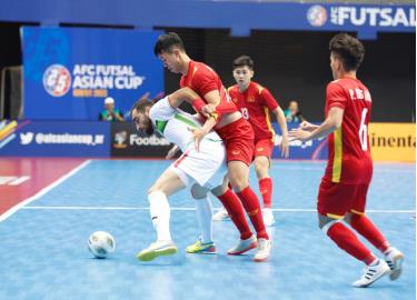 Iran (áo trắng) quá mạnh so với ĐT futsal Việt Nam