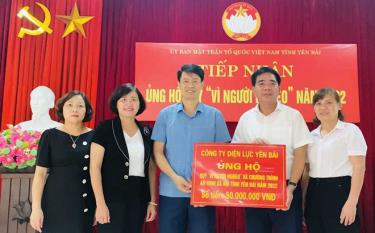 Lãnh đạo Ủy ban Mặt trận Tổ quốc tỉnh tiếp nhận kinh phí ủng hộ của Công ty Điện lực Yên Bái.
