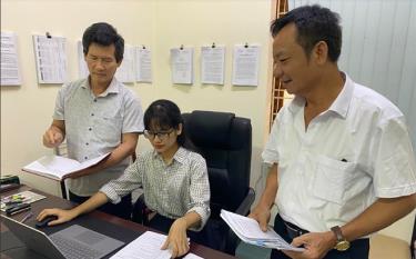Lãnh đạo Phòng Tư pháp thị xã Nghĩa Lộ triển khai kế hoạch tuyên truyền, phổ biến, giáo dục pháp luật ở cơ sở.