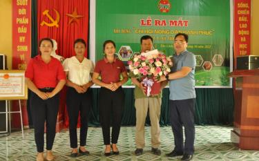 Lãnh đạo Hội Nông dân tỉnh tặng hoa chúc mừng Chi hội nông dân thôn 1, xã Tân Lĩnh.
