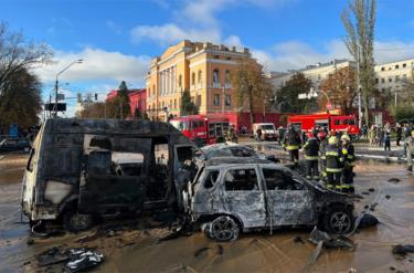 Nhân viên cứu hộ ở Kiev, Ukraine hôm 10/10.