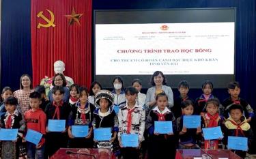 Đại diện các nhà tài trợ trao học bổng cho các em học sinh có hoàn cảnh đặc biệt khó khăn tại huyện Mù Cang Chải.