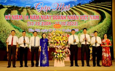 On behalf of the provincial Party Committee, People’s Council, and People’s Committee, Chairman Tran Huy Tuan and vice chairpersons of the provincial People’s Committee present flowers to local businesses and entrepreneurs on the Vietnam Entrepreneurs’ Day.