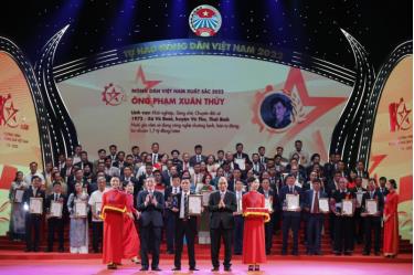 Chủ tịch nước Nguyễn Xuân Phúc và Chủ tịch Trung ương Hội Nông dân Việt Nam Lương Quốc Đoàn trao danh hiệu và kỉ niệm chương cho nông dân Việt Nam xuất sắc.