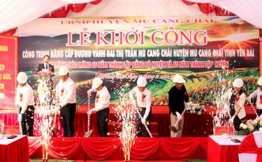 Các đồng chí lãnh đạo tỉnh, các sở, ban, ngành, lãnh đạo huyện và đơn vị thi công thực hiện nghi thức động thổ.