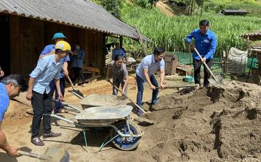 Cán bộ, đảng viên Ban Tuyên giáo Huyện ủy Mù Cang Chải tham gia “Ngày cuối tuần cùng dân” tại xã Hồ Bốn.