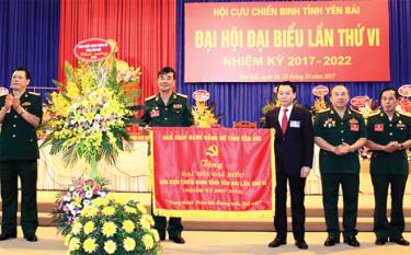 Đại hội đại biểu Hội Cựu chiến binh tỉnh Yên Bái lần thứ VI, nhiệm kỳ 2017 - 2022 đón nhận bức cờ thêu mang dòng chữ “Trung thành - đoàn kết - gương mẫu - đổi mới” của Ban Chấp hành Đảng bộ tỉnh.