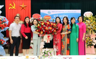 Phó Chủ tịch UBND tỉnh Vũ Thị Hiền Hạnh tặng hoa chúc mừng Hội Liên hiệp Phụ nữ tỉnh.
