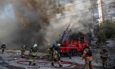 Lính cứu hỏa Ukraine gần một công trình tại thủ đô Kiev được cho là bị Nga tập kích ngày 17/10.