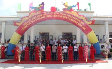 Lãnh đạo thành phố Yên Bái cắt băng khánh thành nhà văn hóa Tổ dân phố số 3, phường Minh Tân.