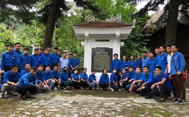 Lãnh đạo Huyện đoàn Trấn Yên tham dự buổi sinh hoạt Chi đoàn Bản Vần (mở rộng), xã Việt Hồng, tại “Địa chỉ đỏ” nhà ông Trần Đình Khánh, thuộc cụm di tích lịch sử Chiến khu Vần.