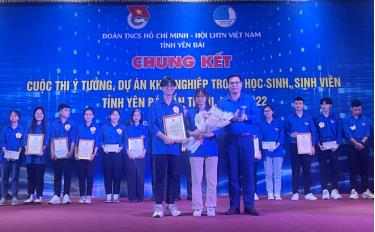 Lãnh đạo Tỉnh đoàn Yên Bái trao chứng nhận và giải thưởng cho nhóm thí sinh xuất sắc giành giải Nhất Cuộc thi 