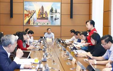 Đoàn đại biểu Quốc hội các tỉnh Bắc Giang, Quảng Bình và Long An thảo luận ở tổ.