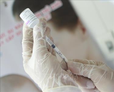 Tiêm vaccine phòng COVID-19 cho người dân.