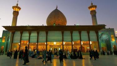 Các tín đồ Hồi giáo bên ngoài đền Shah Cheragh.