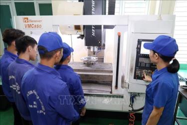 Đào tạo học sinh sinh viên phay CNC, tiện CNC tại Trung tâm đào tạo công nghệ cao của trường Cao đẳng Công nghiệp Việt Đức. Ảnh minh hoạ