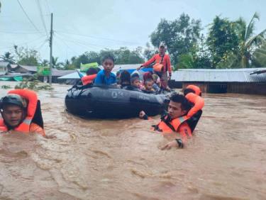 Lực lượng cứu hộ giải cứu người dân tại tỉnh Maguindanao, Philippines, trong con lũ ngày 28-10