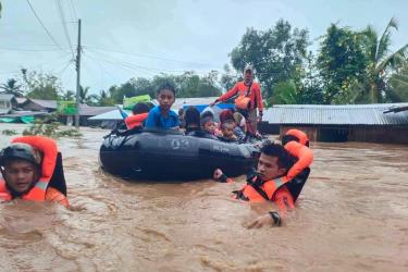 Lực lượng cứu hộ Philippines sơ tán trẻ em khỏi vùng ngập lũ ở Parang, tỉnh Maguindanao ngày 28/10. Ảnh: AFP.