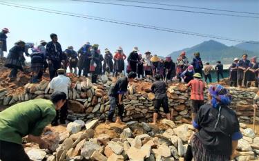 Người dân xã Chế Cu Nha làm đường giao đăng nhập dafabetg đăng nhập dafabet, bản.