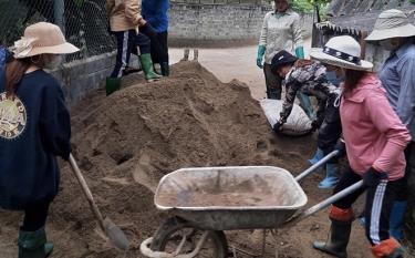 Nhân dân thị xã Nghĩa Lộ tham gia làm đường giao thông nông thôn.