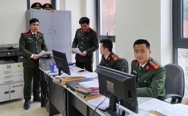 Cán bộ Ủy ban Kiểm tra Đảng ủy Công an tỉnh trao đổi nghiệp vụ công tác.