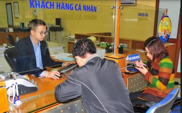 Khách hàng đến giao dịch tại Ngân hàng BIDV Chi nhánh tỉnh Yên Bái.