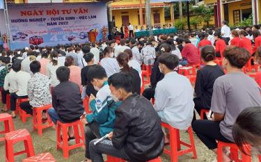 Trung tâm Dịch vụ việc làm tỉnh tổ chức Ngày hội Tư vấn hướng nghiệp cho các trường trên địa bàn huyện Lục Yên.